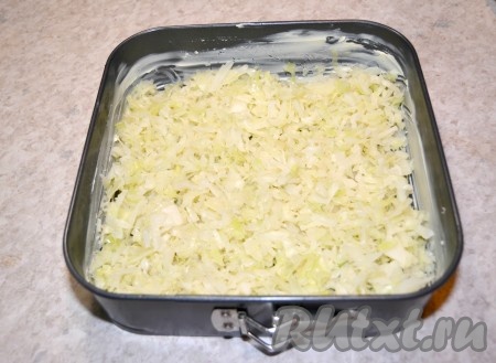 Выложить капусту, предварительно посоленную.