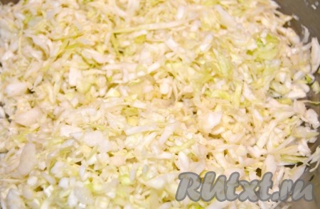 Посолить капусту и помять руками. Если капуста молодая, её можно и не мять руками, она и так достаточно сочная. Если капуста зимних сортов, её нужно хорошо помять руками, чтобы она стала более сочной.