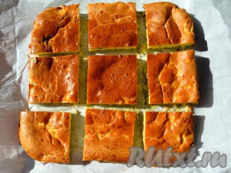 Достать выпечку из духовки, оставить остывать прямо в форме. Затем нарезать на порционные кусочки и подать на стол.