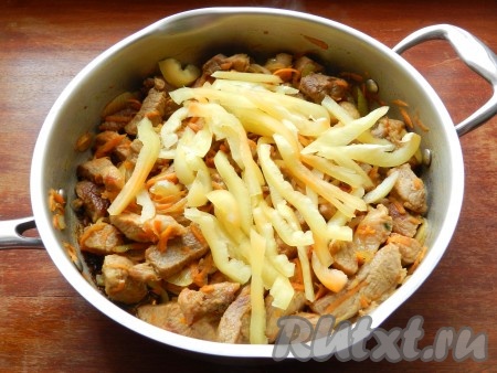 Затем добавить болгарский перец, нарезанный соломкой, перемешать, влить немного воды (вода нужна только чтобы мясо и овощи не подгорели, много воды наливать не нужно, мы именно обжариваем мясо, а не тушим), накрыть сковороду крышкой и готовить поджарку из свинины на медленном огне 45-50 минут (до мягкости мяса), периодически помешивая.