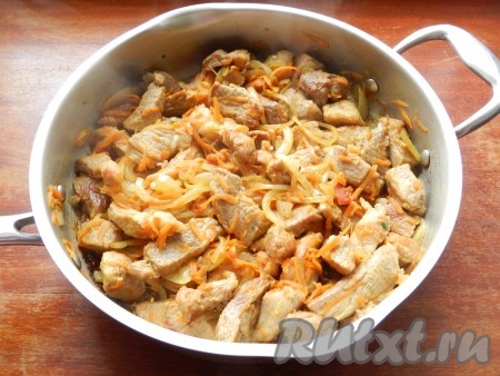 Обжарить лук и морковь вместе с мясом в течение 4-5 минут на среднем огне, помешивая.