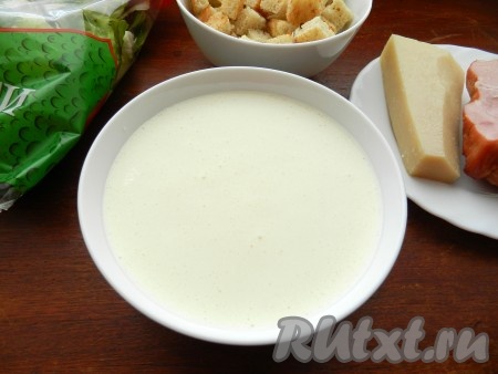 Смешать яйцо с оливковым маслом, лимонным соком и вустерским соусом в однородную массу, взбить блендером.