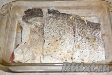 В форму для запекания налить растительное масло и уложить кусочки филе рыбы. Посолить, поперчить, посыпать любимыми специями.