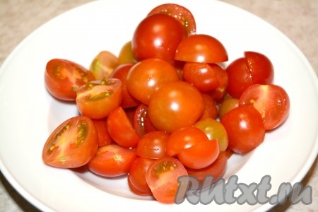 Помидоры нарезать дольками.