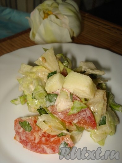 Смешайте сметану, хрен, сахар и соль. Добавьте соус в салатник и аккуратно перемешайте салат из помидоров и яблок.
