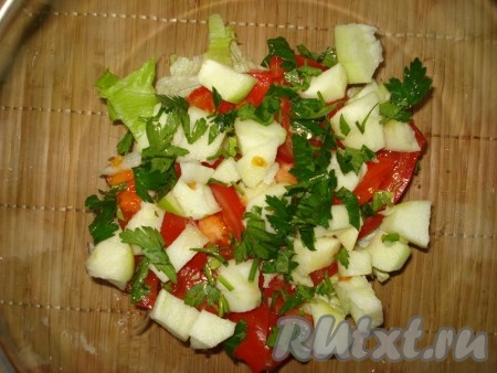 Салат из помидоров и яблок