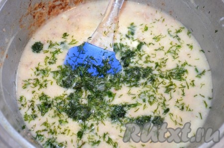 Готовое блюдо посыпать зеленью, перемешать.