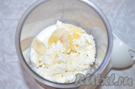 В чашу блендера сложить фрукты, добавить творог и молоко. Взбить коктейль до однородности.
