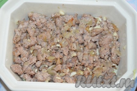 На капусту выложить фарш.