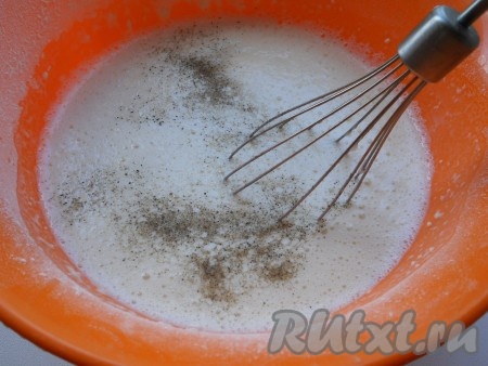 Хорошо перемешать венчиком, посолить, добавить чёрный молотый перец и взбить до однородного состояния (венчиком или миксером). Тесто получится жидкое, как на блины.