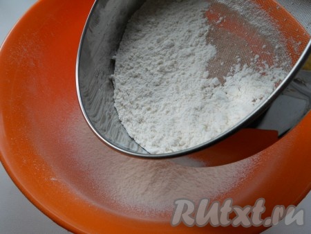 Духовку включить и разогреть до 230 градусов. В миску просеять муку.