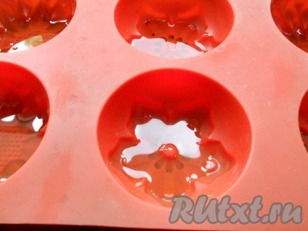 В формы для пудинга (можно использовать и форму для кексов или маффинов) влить по 1 столовой ложке растительного масла и поставить в горячую духовку.