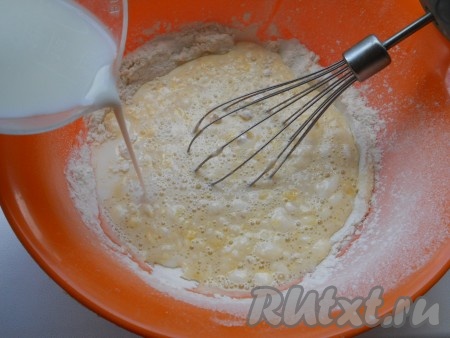 Размешать венчиком и влить молоко (можно холодное).