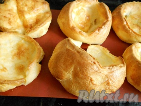 Через 10-15 минут аккуратно формы достать из духовки и &nbsp;быстро наполнить тестом на 3/4 объёма. Чтобы йоркширский пудинг поднялся, масло обязательно должно быть очень горячим. Вернуть формы в духовку на 30 минут. В процессе выпечки дверцу не открывать! Через некоторое время пудинг начнёт быстро подниматься, запечётся до румяного состояния, а при извлечении из духовки немного опадёт - очень интересно!&nbsp;