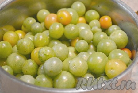 Подготовить зеленые помидоры. Хвостики оторвать, помидоры помыть.