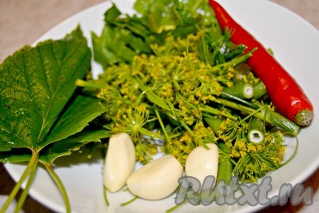 Приготовить зелень, чеснок и острый перец.