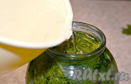 Приготовить рассол. Для этого налить в миску холодную воду, добавить соль, размешать как следует, чтобы соль растворилась, а осадок остался на дне, и когда вода отстоится (через 2 минуты), аккуратно  перелить ее в банку с помидорами.