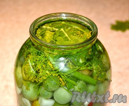 Воды налить столько, чтобы помидоры были полностью покрыты водой.