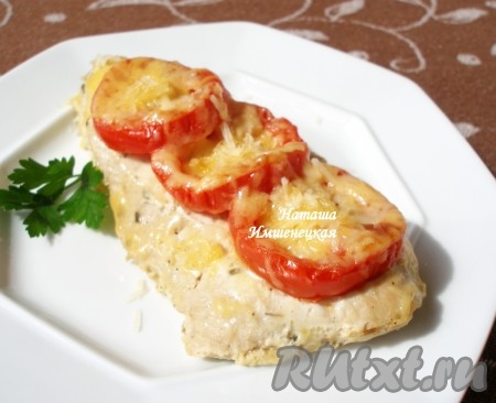 Вкусное и сочное филе индейки, запеченное в духовке, готово.
