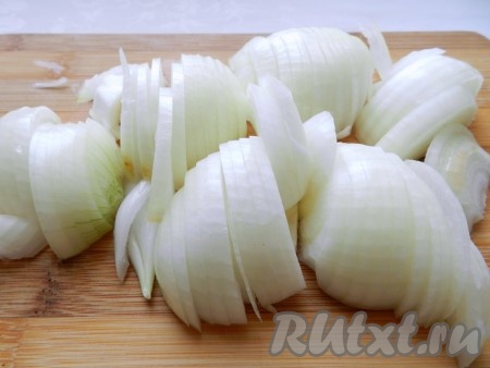 Чтобы придать отбивным из свинины большую сочность и вкус, используем жареный лук. Для этого репчатый лук очистить и нарезать полукольцами.