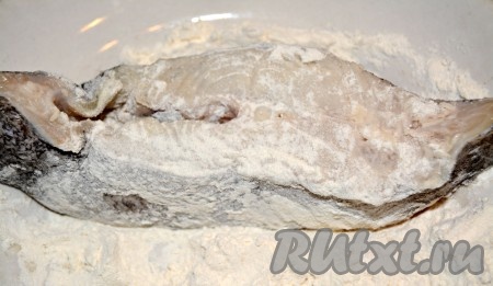 В тарелку насыпать муку и в ней поочередно обваливать кусочки палтуса.