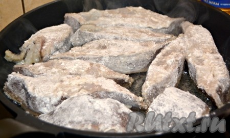 В сковороду налить растительное масло, разогреть его и в горячее масло опускать кусочки рыбы. Посолить.