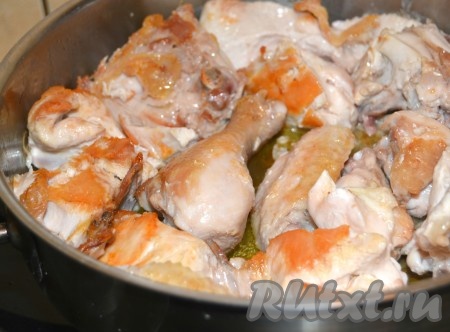 Курицу нарезать на небольшие кусочки, выложить в сковороду с разогретым маслом (я обжаривала на смеси сливочного и растительного масел) и обжарить с двух сторон до лёгкой румяности на среднем огне. 