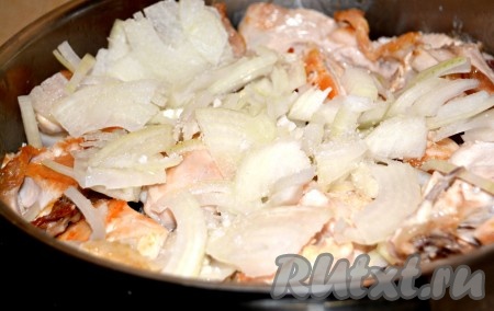 Лук репчатый очистить, нарезать полукольцами и добавить к курице.
