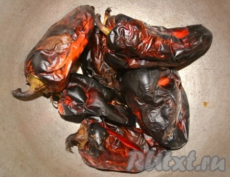 Не волнуйтесь за его некрасивый вид, так и должно быть. Сложить запеченные перцы в кастрюлю и обязательно закрыть крышкой. Оставить на 1 час и более ( до 12 часов).