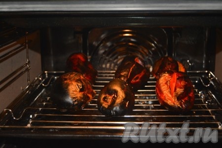 Примерно через 45 минут кожица перца потемнеет и почернеет, тогда можно вытащить его из духовки.