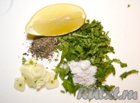 Для заправки приготовить лимон, чеснок, порезанную зелень, соль и перец. Если перец будет свежемолотый, то это значительно улучшит вкус запеченных перцев.