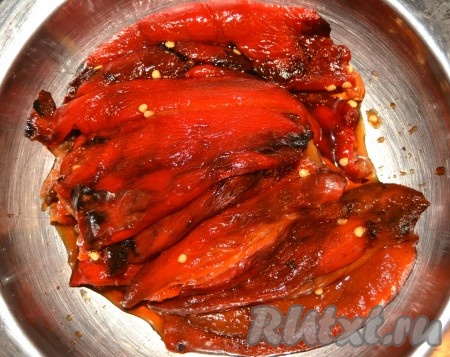 Очищенные запеченные болгарские перцы сложить в миску.