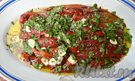 Накрыть блюдо с перцами пищевой пленкой и убрать в холодное место от 1 до нескольких часов. За это время болгарский перец, запеченный в духовке, пропитается вкусной заправкой и будет готов к употреблению.