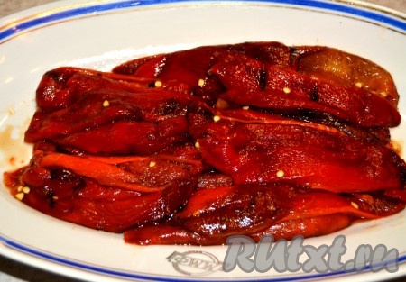 Затем подготовленные перцы выложить на блюдо, в котором они будут подаваться.