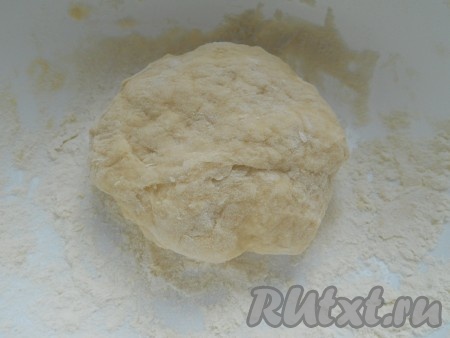 Замесить крутое тесто. Дать тесту "отдохнуть" 15-20 минут.