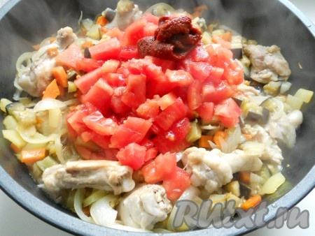 Все перемешать и обжарить еще минут 7. Добавить помидоры, также порезанные небольшими кубиками (с помидоров предварительно снять кожицу, залив кипятком на несколько минут) и томатную пасту.
