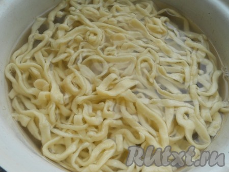 Отварить подготовленную лапшу в подсоленной воде 5-7 минут. Откинуть на дуршлаг, промыть горячей водой.

