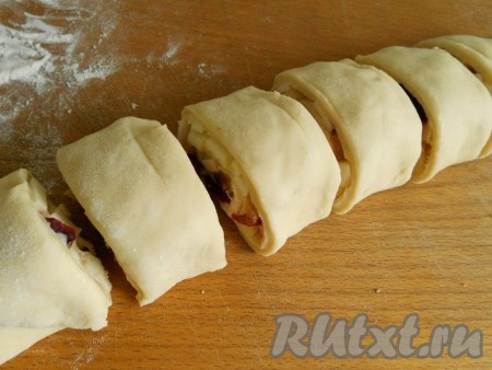 Свернуть тесто в плотный рулет и нарезать на 7 частей.