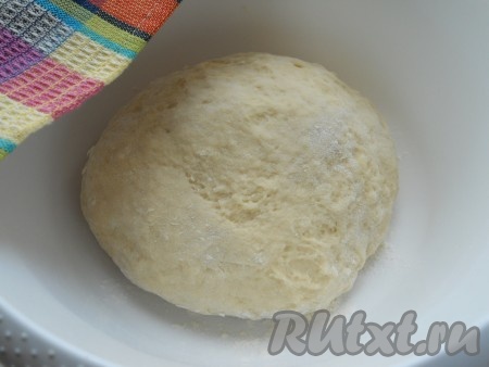 Перемешивать тесто вначале столовой ложкой. После того как тесто начнёт собираться в ком, продолжать замешивать его руками, всыпая по мере необходимости оставшуюся муку и обязательно учитывая, что тесто должно получиться нежным, мягким и не липнуть к рукам. Вымешивать дрожжевое тесто руками нужно не менее 7 минут. Муку добавляйте постепенно по мере замешивания места, контролируя консистенцию теста. Возможно, муки потребуется чуть больше или чуть меньше, чем указано в ингредиентах, лучше ориентируйтесь на консистенцию теста в процессе замеса.