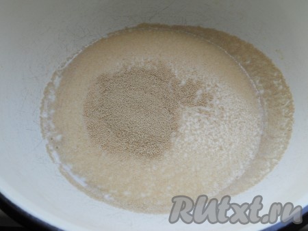 Молоко подогреть, влить в объёмную миску, всыпать сухие дрожжи, перемешать и дать постоять 10-15 минут. Молоко греть нужно не очень сильно, температура молока не должна превышать 40 градусов, иначе дрожжи могут погибнуть. Но и холодным молоко быть не должно, потому что дрожжи лучше активируются в тёплой жидкости.