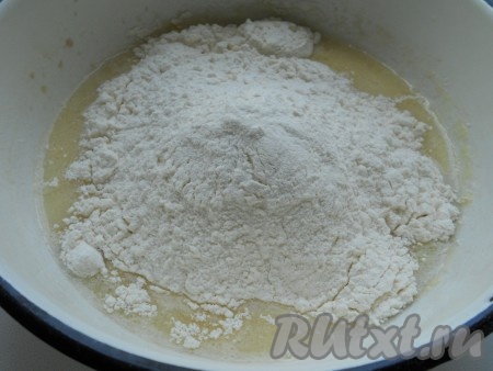 По прошествии 10-15 минут дрожжи начнут работать, поверхность молочно-дрожжевой смеси покроется характерной шапочкой. В запенившуюся молочно-дрожжевую смесь добавить сахар,&nbsp;сырое яйцо, влить растительное масло, перемешать до однородности. Всыпать соль и добавить 200 грамм просеянной муки.