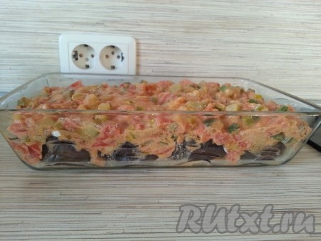 Полученной смесью залить баклажаны.
