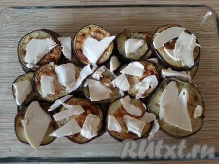 Сверху выложить фетаксу тонкими ломтиками.
