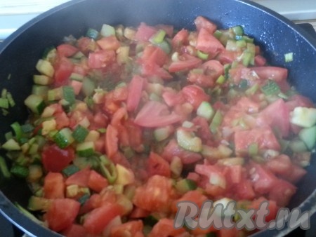 На ту же сковороду добавить масло и на нем обжарить немного кабачки, нарезанные квадратами по 1 см. Затем добавить к кабачку лук-порей, нарезанный по вашему вкусу, обжарить немного вместе. Помидоры нарезать кубиками по 1 см и добавить к кабачкам, немного потушить, ввести сливки, убавить огонь и добавить чеснок, пропущенный через пресс. Посолить, поперчить. Выключить огонь.
