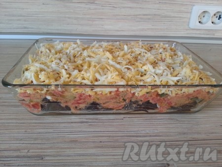 Сверху посыпать овощную запеканку из баклажанов, кабачков и помидоров тертым сыром и затем панировочными сухарями.