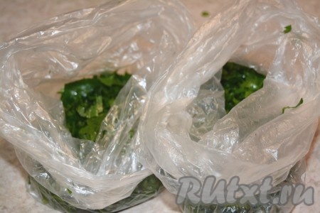 Разложить нарезанную петрушку по полиэтиленовым пакетикам.
