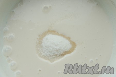 В достаточно (!) тёплый кефир добавьте сахар, соль, перемешайте.