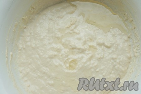 Добавьте растительное масло, перемешайте.