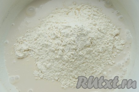 Муку просейте и добавьте небольшими частями к остальным ингредиентам.
