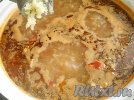 Кипятить харчо из свинины с рисом на слабом огне минут 7-8, после чего добавить лавровый лист и пропущенный через пресс чеснок.
